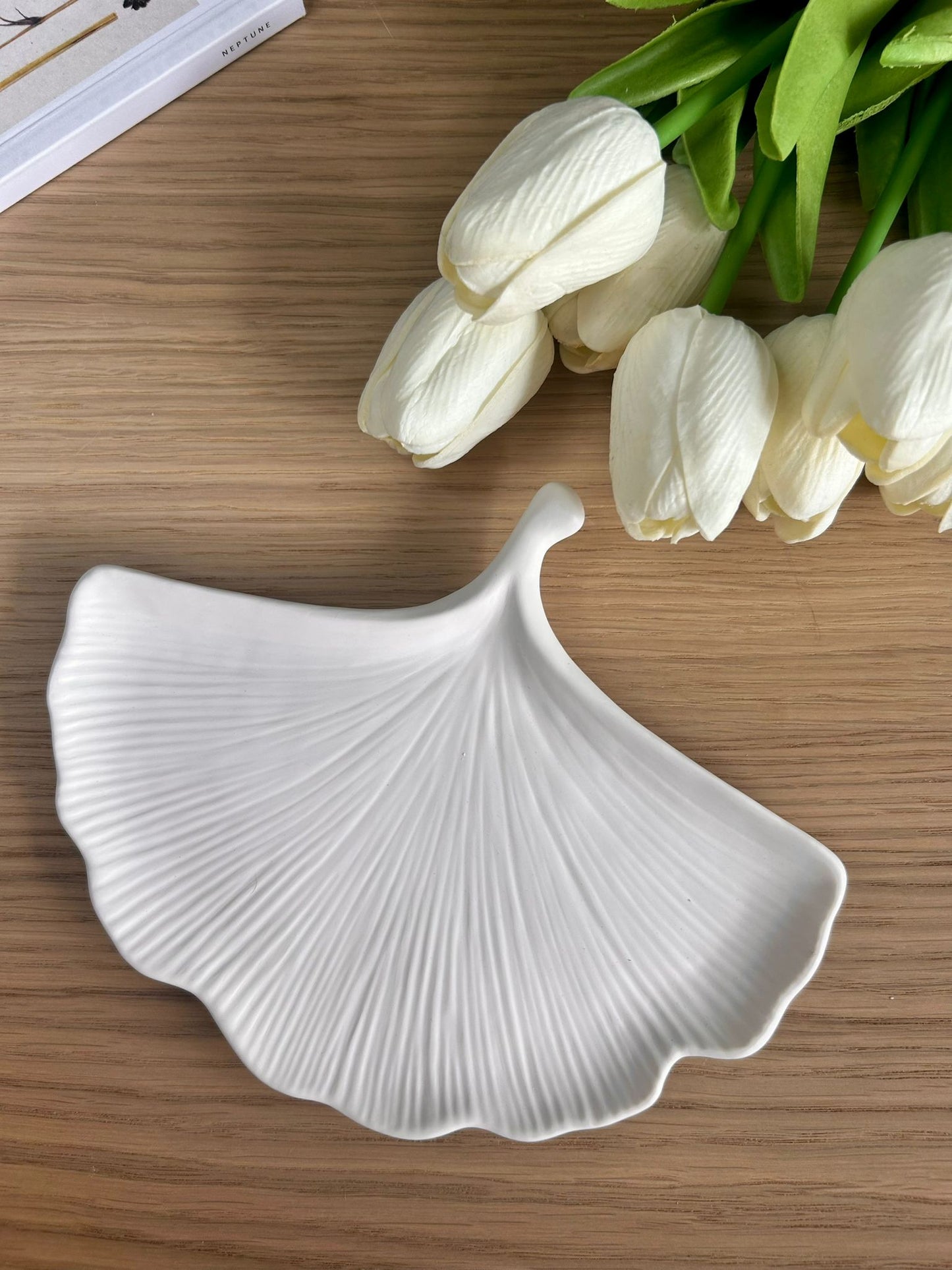 Handmade home accessory – ceramic leaf-shaped tray with textured detail, styled beside white tulips. A sustainable and elegant addition to modern decor.