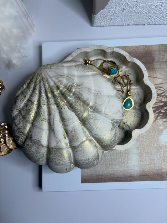 Elegant handmade Jesmonite shell trinket tray with gold marbling, perfect for jewellery, keys, or decorative styling — part of the Calluna Collection.