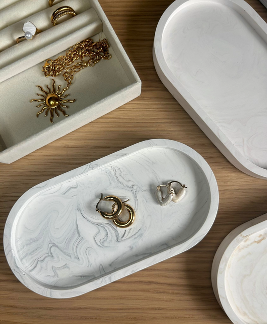Handmade home accessory – marbled Jesmonite tray styled with gold hoop earrings and a velvet jewellery box. A practical and elegant piece for everyday use.