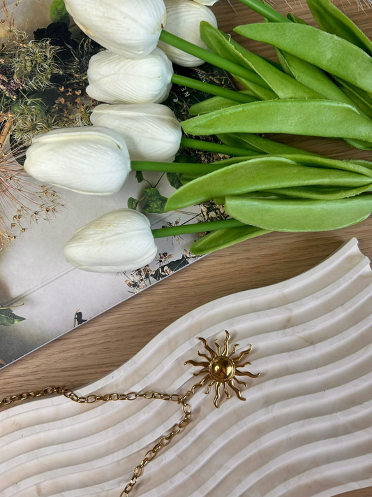 Handmade ripple tray with gold sun pendant and ivory tulips – sculptural Jesmonite piece for natural and minimalist interiors.