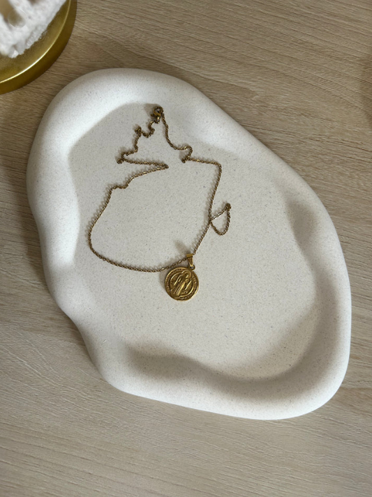 Handmade Jesmonite tray in natural stone finish, styled with a gold necklace – an eco-friendly, minimalist home accessory from the Calluna Collection